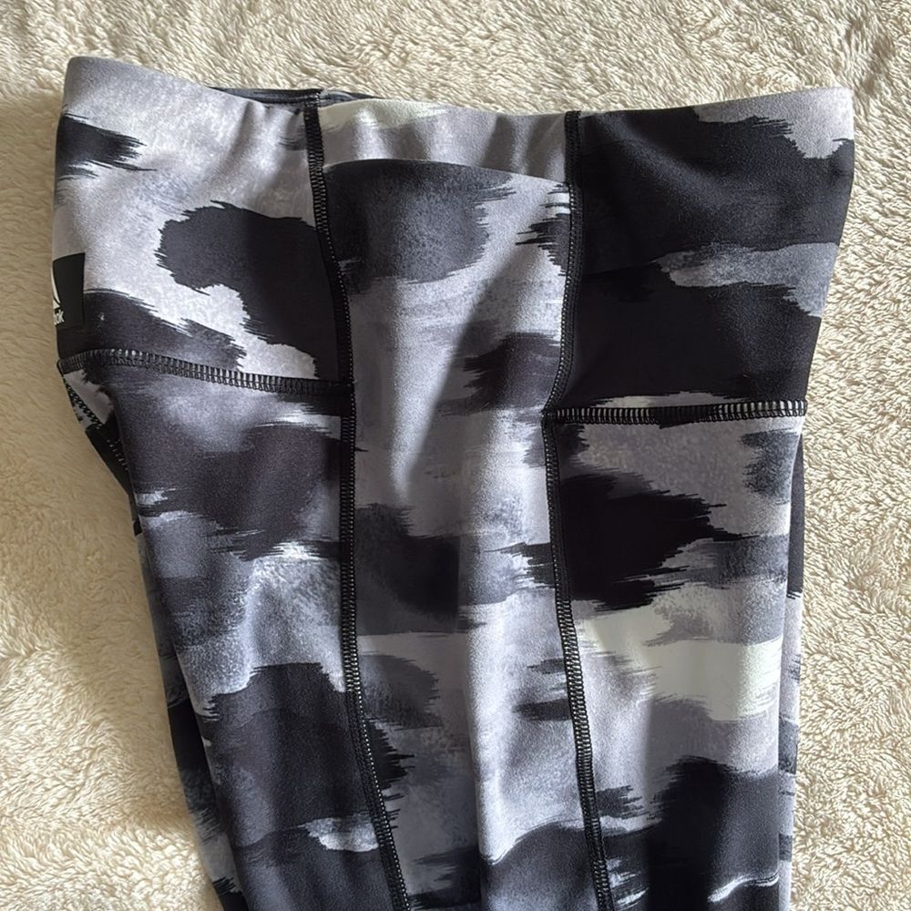 Reebok Leggings Women’s XS Black Gray Camo Stretch Activewear - Picture 3 of 12